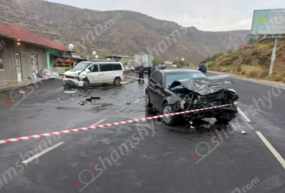 Վայոց ձորում բախվել Mercedes Vito-ն և Volkswagen Golf-ը, կա 1 զոհ. 3 վիրավորներից 2-ը երեխաներ են